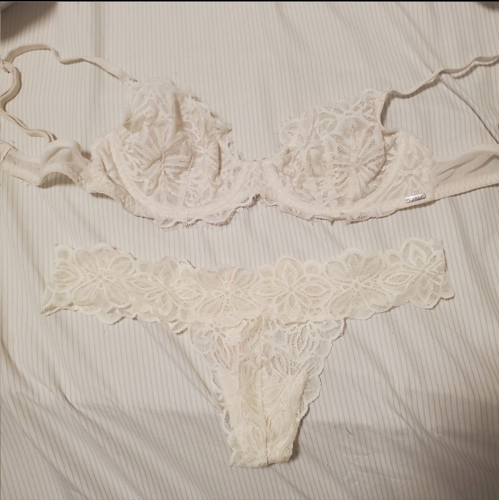 Cream White Lace 32C Bra and Thong Panties Matching Set